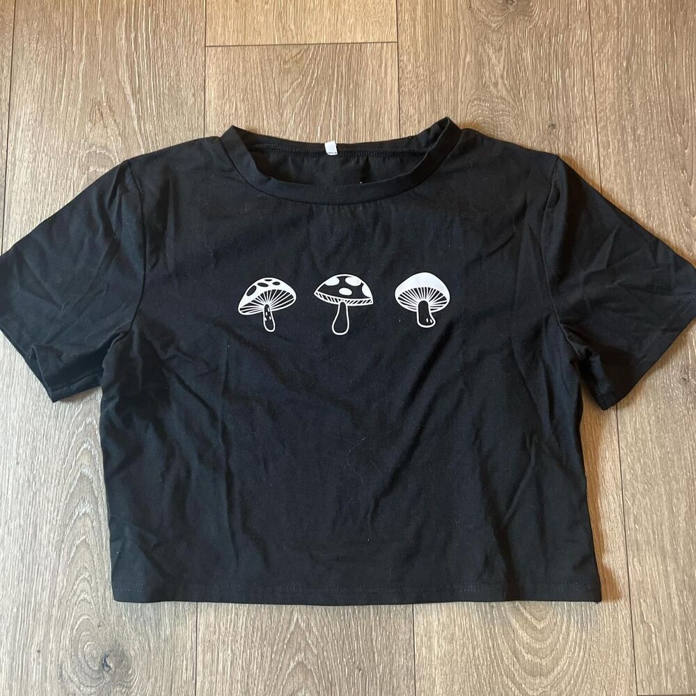 Mushroom Graphic Crop Top Tee Womens Small Black Short Sleeve Cottagecore Goth